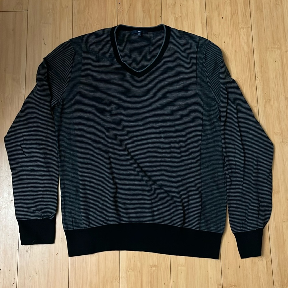 Gap Men’s V-neck pullover shirt